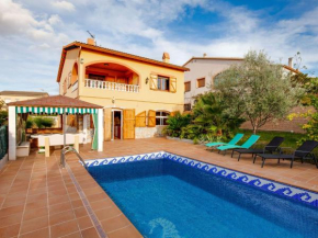 Гостиница Luxurious Holiday Home in Vendrell with Swimming Pool  Вендрель